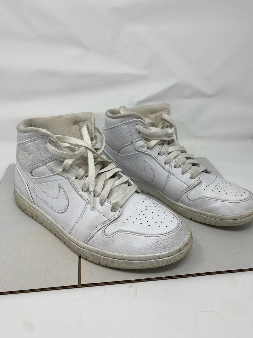 Nike Air Jordan Retro 1 Mid Triple White Basketball Sneakers 554724 size 10